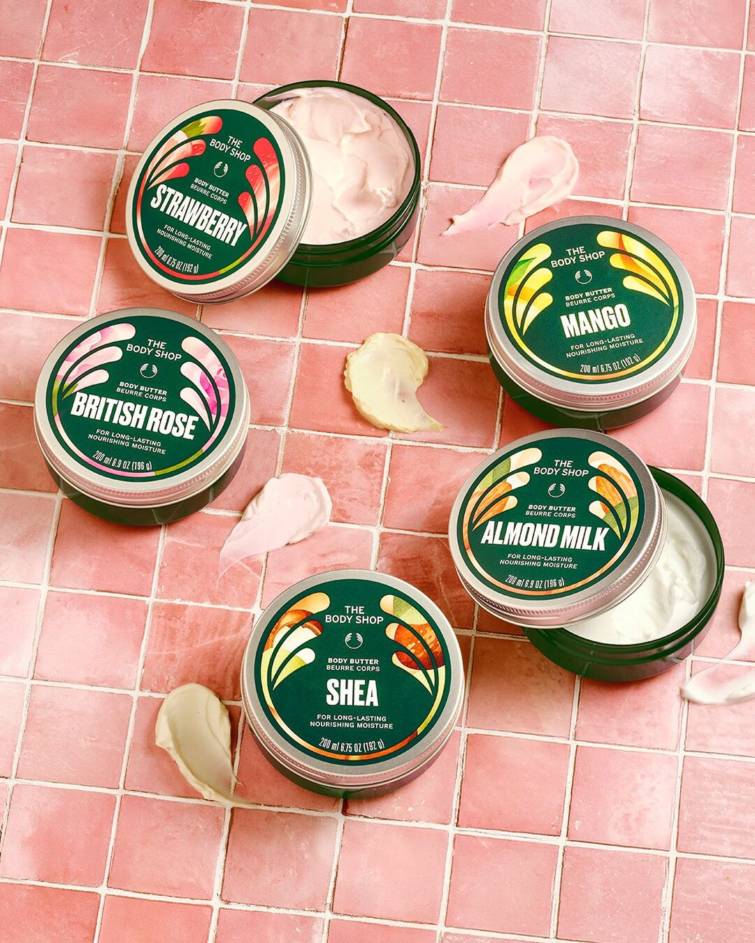 Body Butter dósir á bleikum flísum